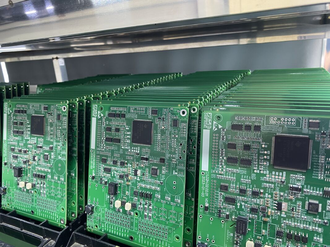 Perakitan PCB Komunikasi Ukuran Kustom dengan Sistem ROHS dan Penyelesaian Permukaan Bebas Timbal HASL yang Menghadirkan Solusi Komunikasi
